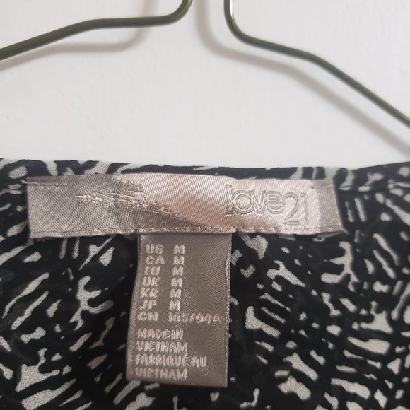 Black and white M top, sheer - Picture 3 of 5